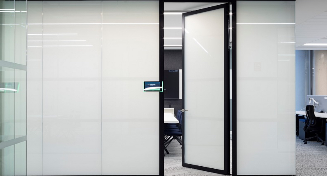 enhancing commercial spaces with switchable glass - switchable glass included in meeting room design