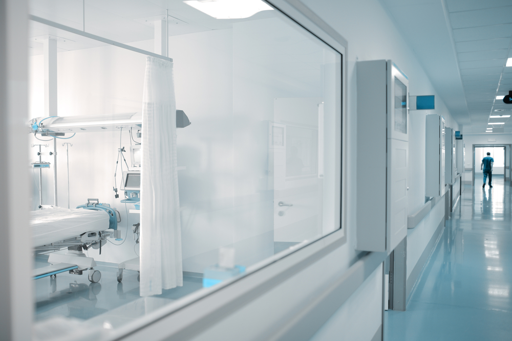 Glass partition in a hospital ward. Smart glass partitions help prevent the spread of pathogens and improve hospital hygiene overall.
