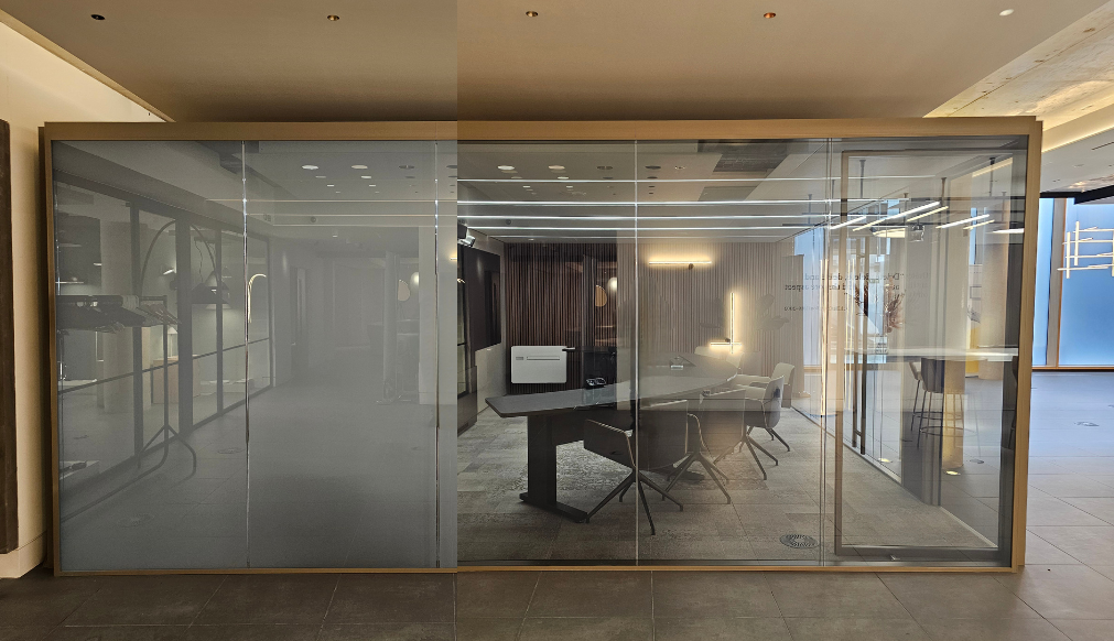 The adjustable meeting room from Optima makes use of smart glass partitioning solutions from Smartglass International.